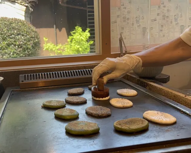 「滝の焼餅」一枚一枚に菊紋の型を押している