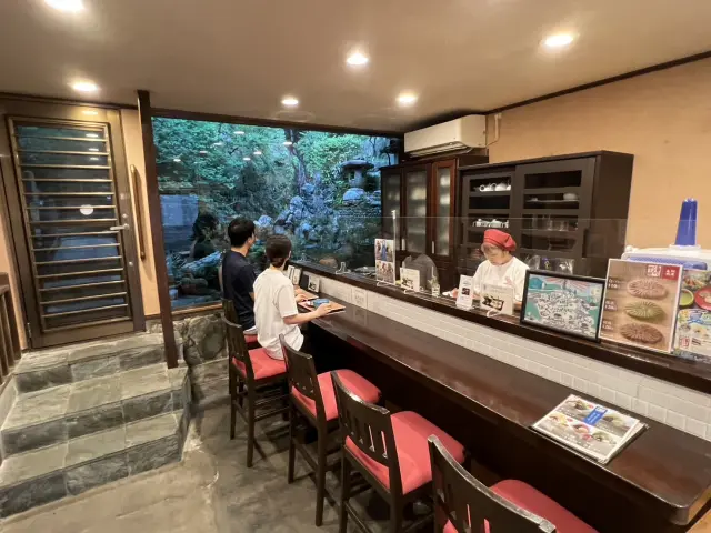 カウンター席から見える庭園が美しい