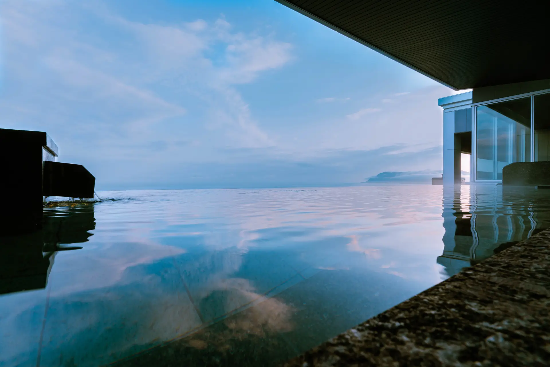 函館湯の川温泉　海と灯