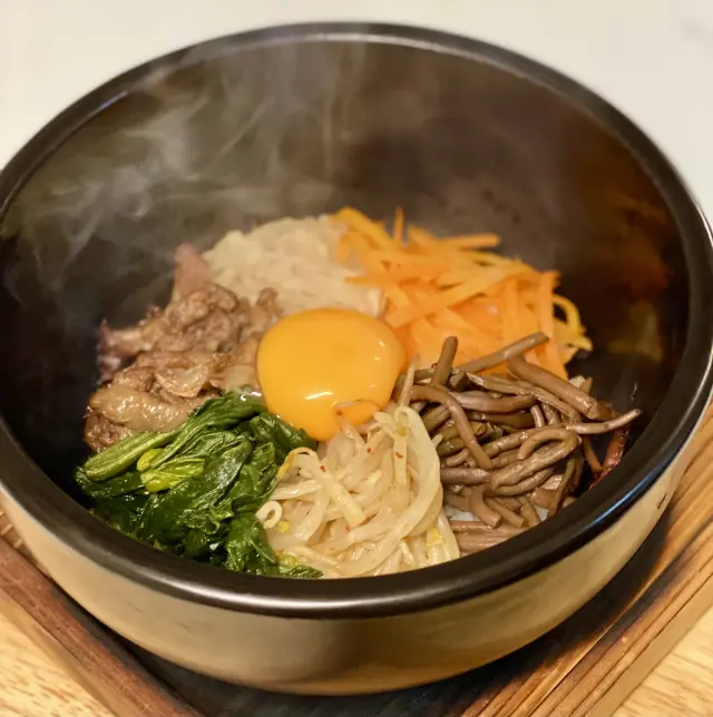 「石焼ビビンバ」などのご飯も充実