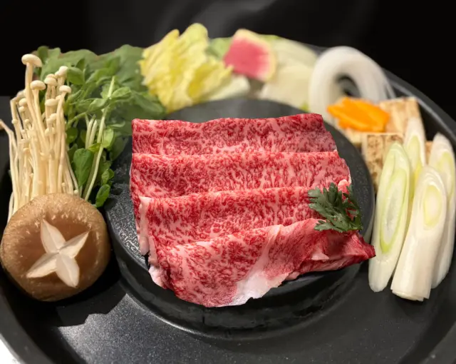 各自に一人前サイズの鍋が提供される