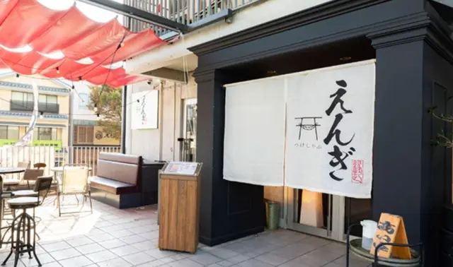 白い暖簾が目印