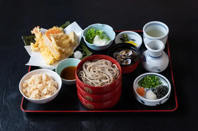 ボリューム満点の「天ぷら割子定食」もある