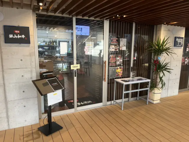 煙の少ないコンロテーブルを採用