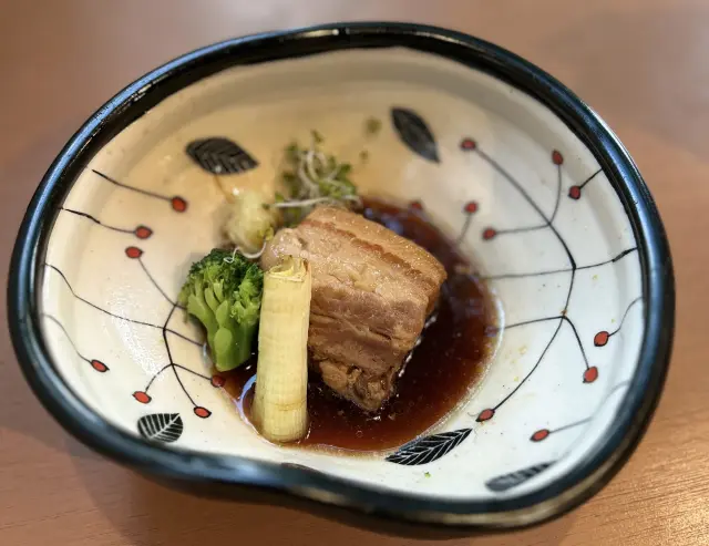 「大山豚の角煮」など肉料理や一品料理も充実