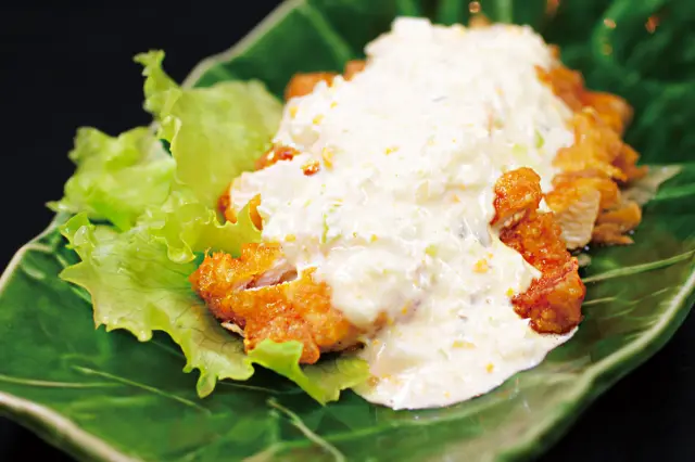 タルタルソースがたっぷりかかった「チキン南蛮」