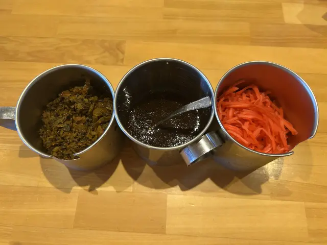 トッピング用の辛子高菜、にんにく醤油、紅しょうが