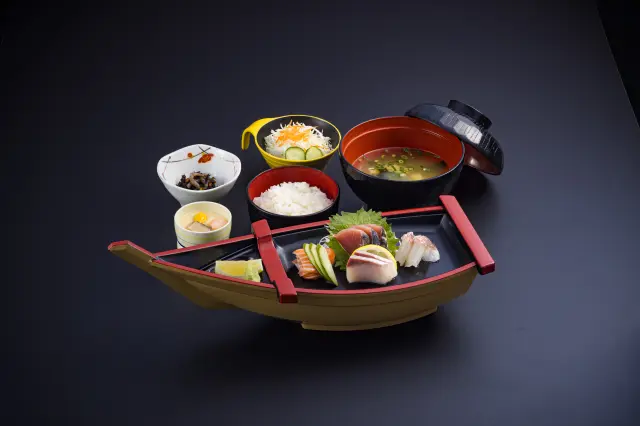 舟盛に盛られた豪華な「刺身定食」