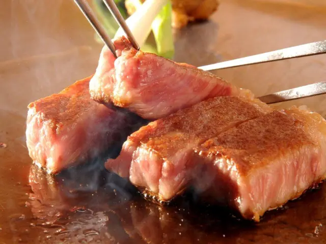 シェフが目の前で焼き上げるライブ感のある演出が魅力