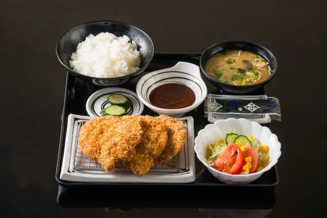 サクサク感と柔らかい肉感を楽しめる「ヒレカツ定食」