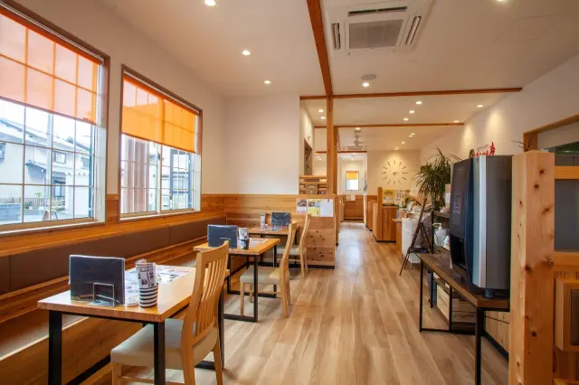 広々と開放的な店内