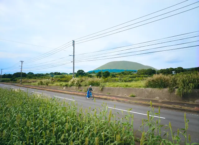 レンタサイクルでの島巡りも人気
写真：五島市提供