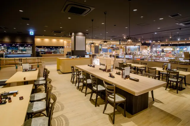 和の雰囲気漂う広々とした店内
