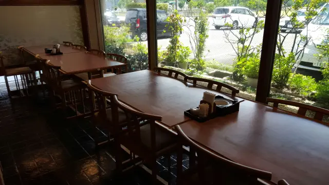 ひとり客から団体の会合まで対応できる広い店内