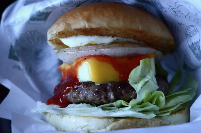 同じく看板メニューの「LOVE&CHEESEバーガー」