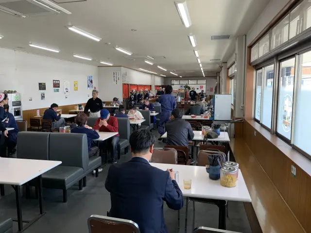 厨房を挟んで左右に広がる店内