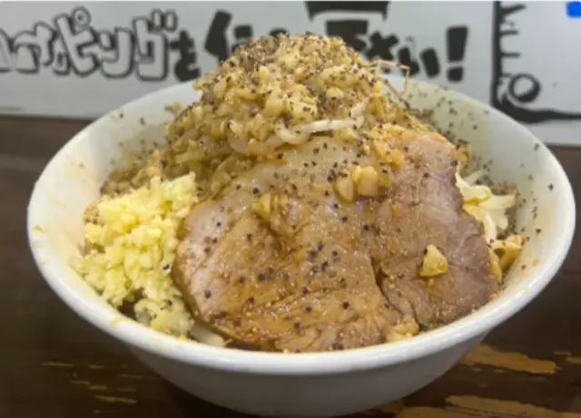 素材と麺をシンプルに味わう「汁なしラーメン」
