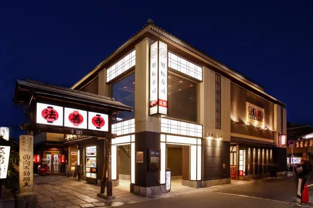 観光スポットの法善寺の目の前に立地