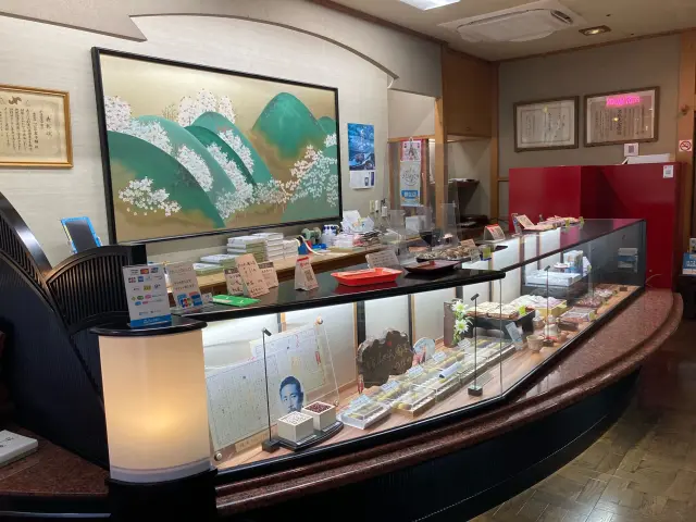 店内には多彩な和菓子や駄菓子が並ぶ