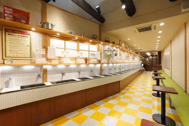 1970年代をテーマにした明るい色使いの店内