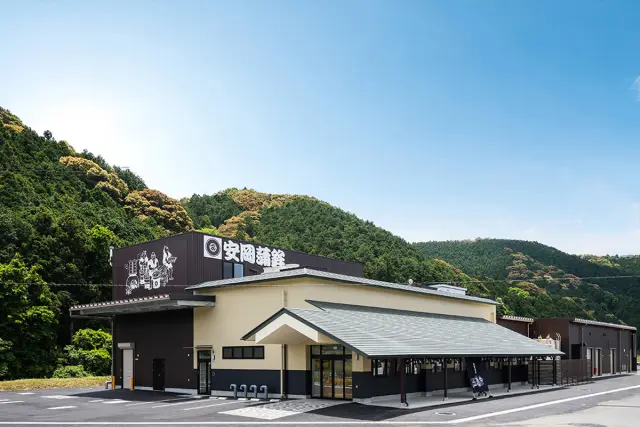 田園風景に囲まれたのどかな場所に立つ工場