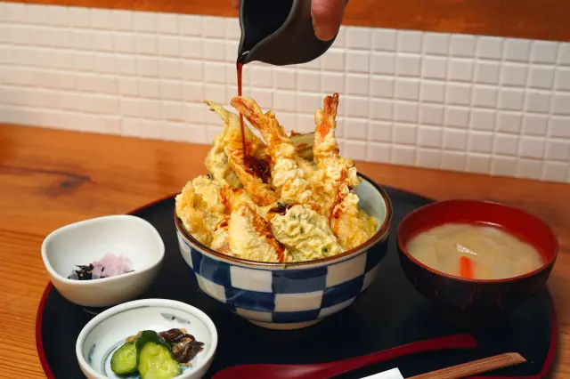鯛の天ぷらを堪能できる「鯛天丼」