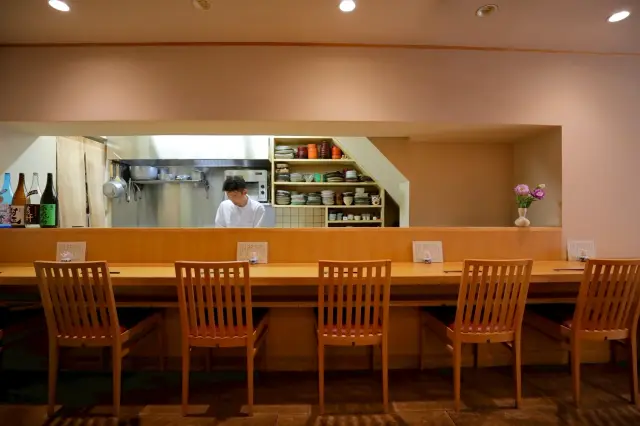 店内はカウンター席とテーブル席を合わせて12席。