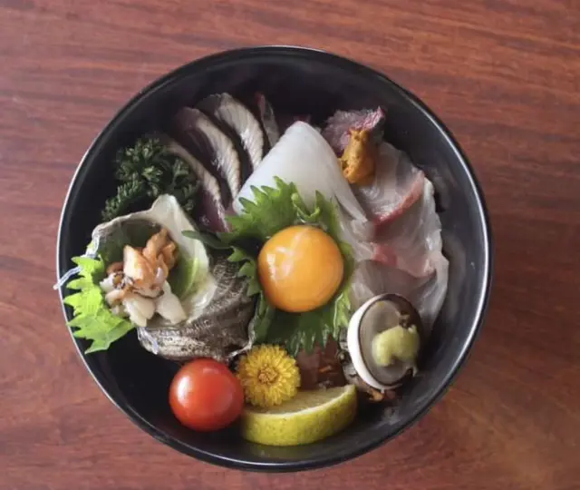 さまざまな海鮮を盛り合わせた「海の幸丼セット」