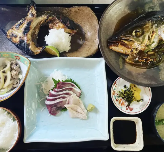 ブリカマ塩焼きなどがついた「ぶり尽くし定食」
