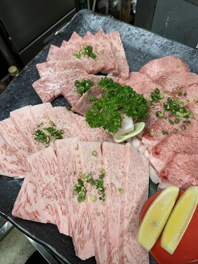和牛タンなどを盛り合わせたセット