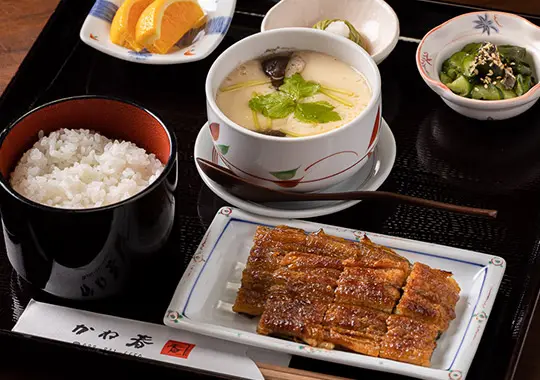 蒲焼き、茶碗蒸しなどがつく「かねはる定食」