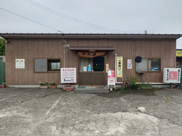 地元客や観光客で賑わっている