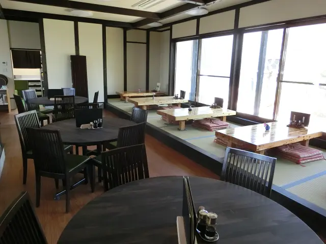 お座敷席もある店内