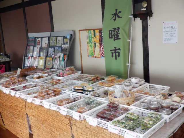 土産物や特産品を扱うコーナーが併設