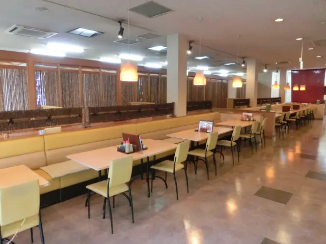明るく落ち着いた雰囲気の店内