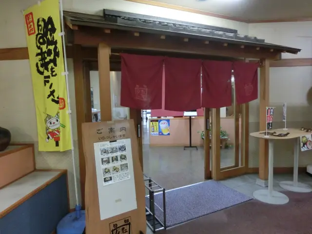 1階のショップで食事の前後におみやげを探せる