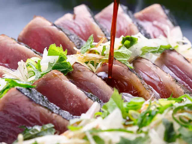 伝統的なタレで食べる鰹のたたき