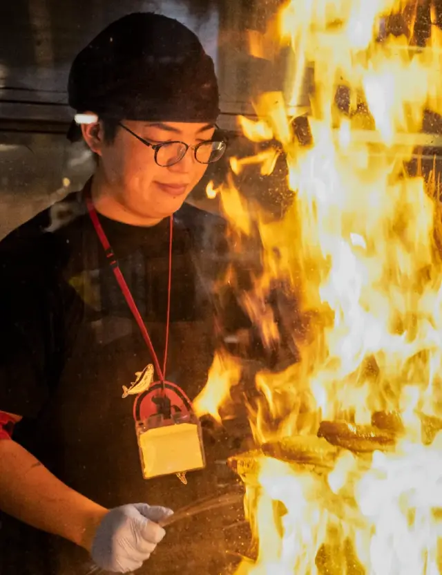 目の前で鰹を藁で焼く豪快なライブパフォーマンス
