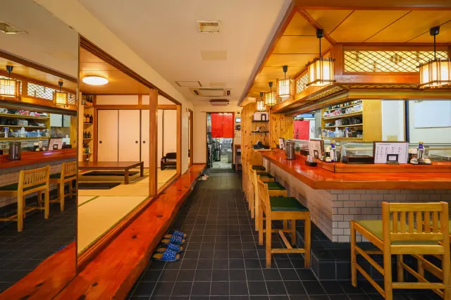 店内は広々としており、宴会や接待などでも利用可能