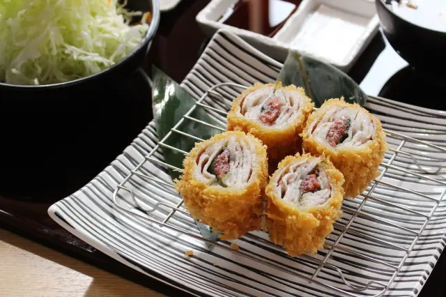 「梅しそミルフィーユかつ定食」はさっぱりとした味わい