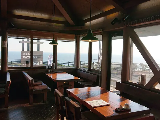 店内の大きな窓からは九十九里浜の絶景が広がる