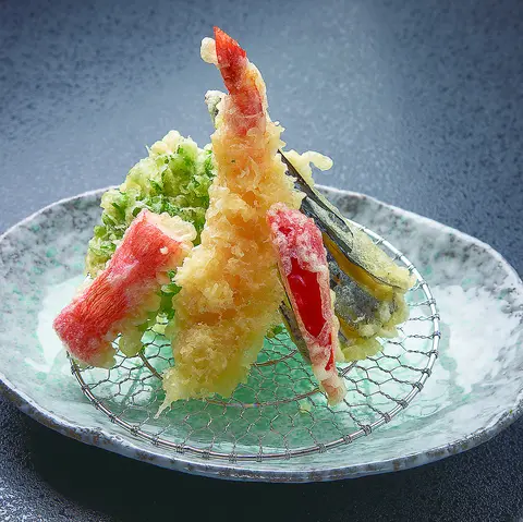 造り、寿司、天ぷら、焼き物など多彩な調理で提供