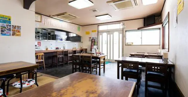 客席はカウンター、テーブル席、小上がりがある