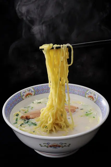スープとの相性抜群の中太麺