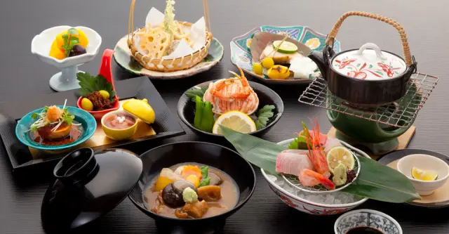 加賀らしいコース料理を楽しめる会席料理