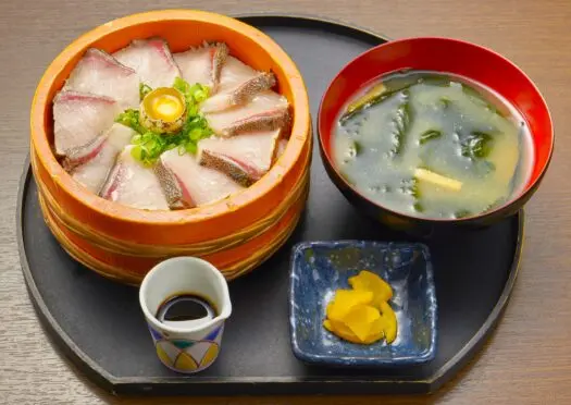 上品な脂がのったブリを味わえる名物「ブリの加賀わら焼き丼」