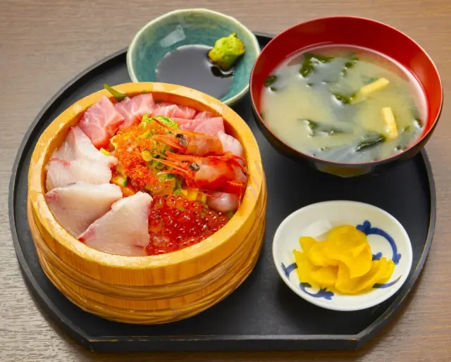 多彩な魚介を堪能できる「ふるさと丼」