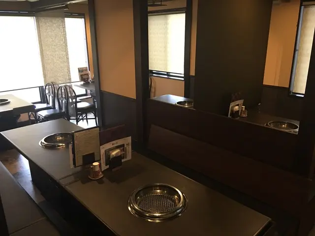 店内はジャズが流れるお洒落な雰囲気