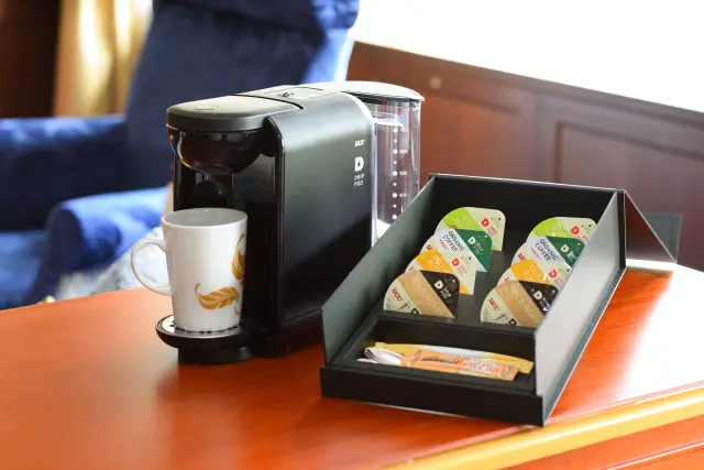 客室には、種類豊富なコーヒーセットがスタンバイ