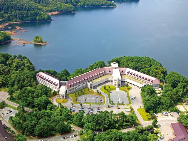 雄大な自然に囲まれた国立公園内に立地している